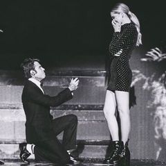 Der italienische Musiker Fedez plant für seine Chiara Ferragni gleich eine ganze Verlobungsshow: In der Arena von Verona performt er vor einem Riesenpublikum einen eigens eingeübten Love-Song und geht vor dem Instagram-Star anschließend auf die Knie.