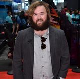 18 Jahre nach "The Sixth Sense" hat der Bekanntheitsgrad von Haley Joel Osment ziemlich abgenommen - obwohl er noch immer am Drehen ist. (2017 speilt er in der Serie "Future Man" mit.) Vielleicht liegt das aber auch daran, dass ihn niemand mehr als den süßen Cole wahrnimmt. Über die letzten Jahre hat sich der Darsteller nämlich ziemlich verändert. Er trägt nun lange Haare, lässt sich einen Rauschebart wachsen und ist stämmiger denn je.