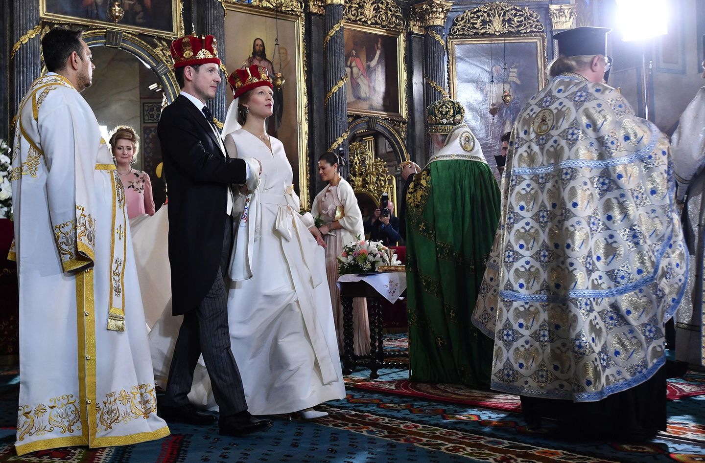 Die Zeremonie ist vollbracht. Philip und Danica sind nun frisch gekrönt - aber nur zum Ehepaar. Denn die prächtigen Kronen haben nichts mit seiner Abstimmung zu tun, sondern vielmehr mit einem Brauch bei einer serbisch-orthodoxen Hochzeit.