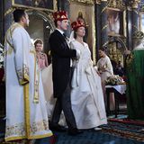 Die Zeremonie ist vollbracht. Philip und Danica sind nun frisch gekrönt - aber nur zum Ehepaar. Denn die prächtigen Kronen haben nichts mit seiner Abstimmung zu tun, sondern vielmehr mit einem Brauch bei einer serbisch-orthodoxen Hochzeit.