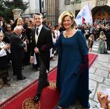 Zusammen mit seiner Mutter, Prinzessin Maria da Glória von Orléans e Braganza, lässt sich der Bräutigam auf dem Weg in die Kathedrale bejubeln. Es sind viele Einheimische gekommen, um die royale Hochzeit mitzuerleben. 