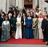 Danach stellen sich alle royalen Gäste neben Prinz Philip und Prinzessin Danica für ein Gruppenfoto auf, ringsum sichern Bodyguards die Royals gegen die begeisterten und sehr nah heranrückenden Zuschauer und Fotografen.