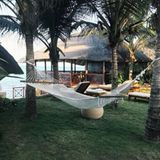 Im "Tulia Zanzibar Unique Beach Resort" lässt es sich Lena richtig gut gehen und kann in einer Hängematte mit perfektem Ausblick aufs Meer die Seele baumeln lassen.