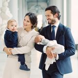 9. Oktober 2017  So ein süßes Dankeschön! Mit diesem niedlichen Familienfoto bedanken sich Prinzessin Sofia und Prinz Carl-Philip für die zahlreichen Glückwünsche zur Geburt von Prinz Gabriel.