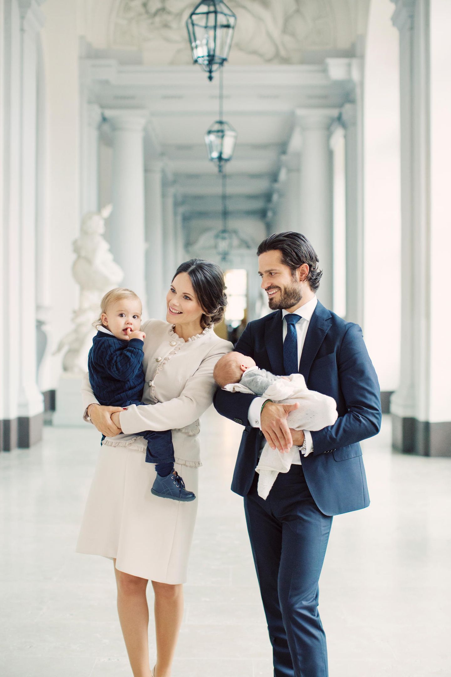 9. Oktober 2017  So ein süßes Dankeschön! Mit diesem niedlichen Familienfoto bedanken sich Prinzessin Sofia und Prinz Carl-Philip für die zahlreichen Glückwünsche zur Geburt von Prinz Gabriel.