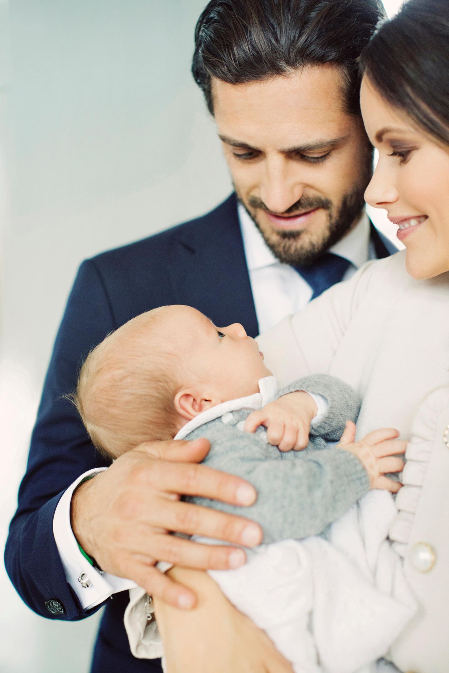 9. Oktober 2017  In diesem Bild von Prinzessin Sofia, Prinz Carl Philip und ihrem kleinen Gabriel steckt ganz viel Liebe drin - eins der zwei offiziellen Familienbilder, die das Prinzenpaar im Oktober veröffentlichte, um sich für die vielen Glückwünsche zur Geburt zu bedanken.