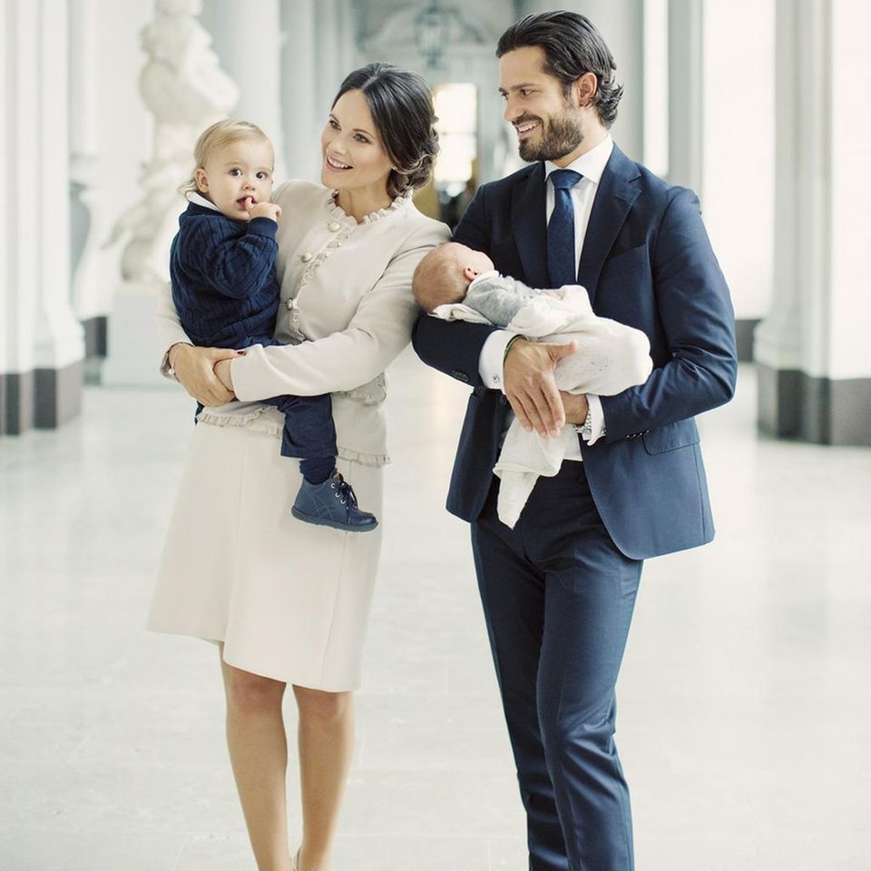 Prinzessin Sofia hält Prinz Alexander auf dem Arm, Prinz Carl Philip das jüngste Kind Prinz Gabriel