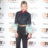 Bei Sienna Millers Red-Carpet-Auftritt in New York treffen Asia-Look und fedrige Details aufeinander.
