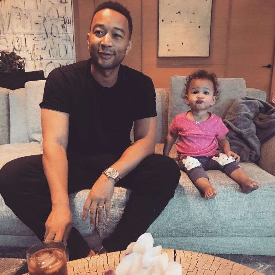 12. August 2017 Die Ähnlichkeit ist nicht zu leugnen: Sänger John Legend und seine süße Luna. 12. August 2017 Die Ähnlichkeit ist nicht zu leugnen: Sänger John Legend und seine süße Luna.