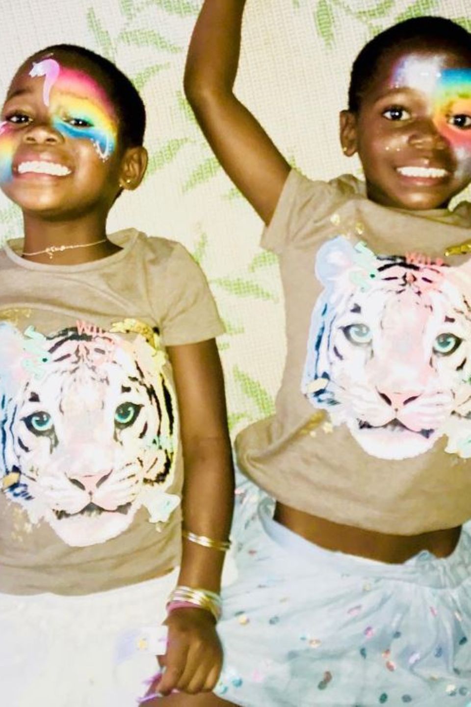 6. Oktober 2017   Stella und Ester, die Adoptivkinder von Pop-Queen Madonna, fühlen sich bei ihrer neuen Mutter scheinbar pudelwohl. Schöne Gesichtsbemalung und coole Shirts mit Tiger drauf bringen die Schwestern zum Grinsen.