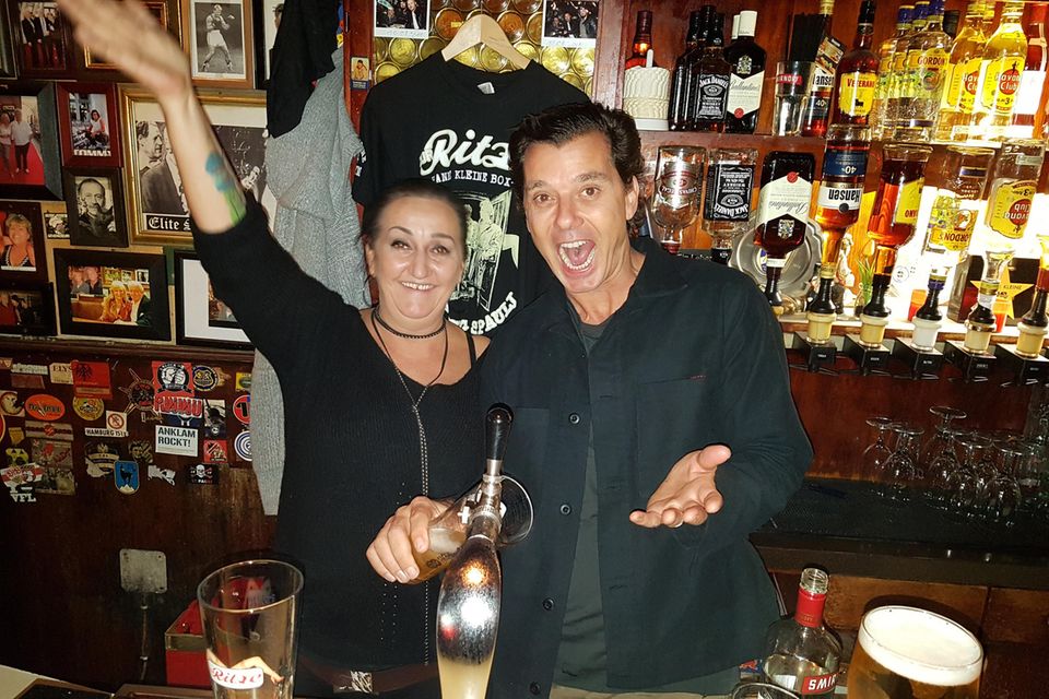 Sophia Thomalla: Gavin Rossdale versucht sich am Zapfhahn Gavin Rossdale versucht sich am Zapfhahn