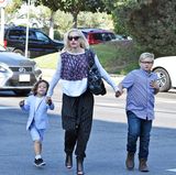 8. Oktober 2017  Zusammen mit ihren Söhnen Apollo und Zuma schreitet Gwen Stefani am Sonntagvormittag in Richtung Kirche. Den 9-jährigen Zuma müsste sie dabei eigentlich nicht mehr an die Hand nehmen, ist er doch ziemlich groß geworden.
