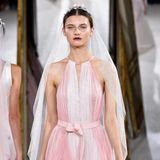 Erstmalig spielt auch die Farbe Rosa eine Rolle in der Bridal-Kollektion von Kaviar Gauche. Bereits seit einigen Saisons zeigt das Designer-Duo in Paris und fühlt sich sehr mit der Stadt verbunden. An Inspiration fehlt es ihnen jedoch selten: "Das Leben führt sie mit sich", sagen sie 