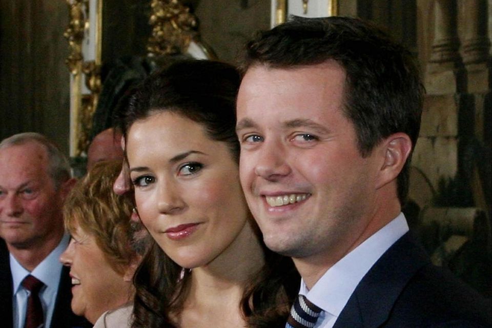 Prinz Frederik + Prinzessin Mary: Am Tag, an dem sie ihre Verlobung bekanntgaben, strahlten Mary Donaldson und Prinz Frederik so jugendlich in die Kamera. Es war der 8. Oktober 2003 Am Tag, an dem sie ihre Verlobung bekanntgaben, strahlten Mary Donaldson und Prinz Frederik so jugendlich in die Kamera. Es war der 8. Oktober 2003
