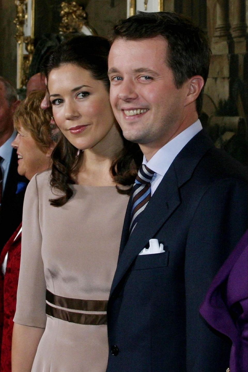 Am Tag, an dem sie ihre Verlobung bekanntgaben, strahlten Mary Donaldson und Prinz Frederik so jugendlich in die Kamera. Es war der 8. Oktober 2003