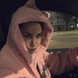 10. Oktober 2017   "Den Verbrechen auf der Spur", postet Schauspielerin Sila Sahin zu ihrem interessanten Selfie. Nachts fährt die Schönheit in einem pinken Schweineöhrchen-Bademantel durch die Straßen Berlins. Kann man mal machen...