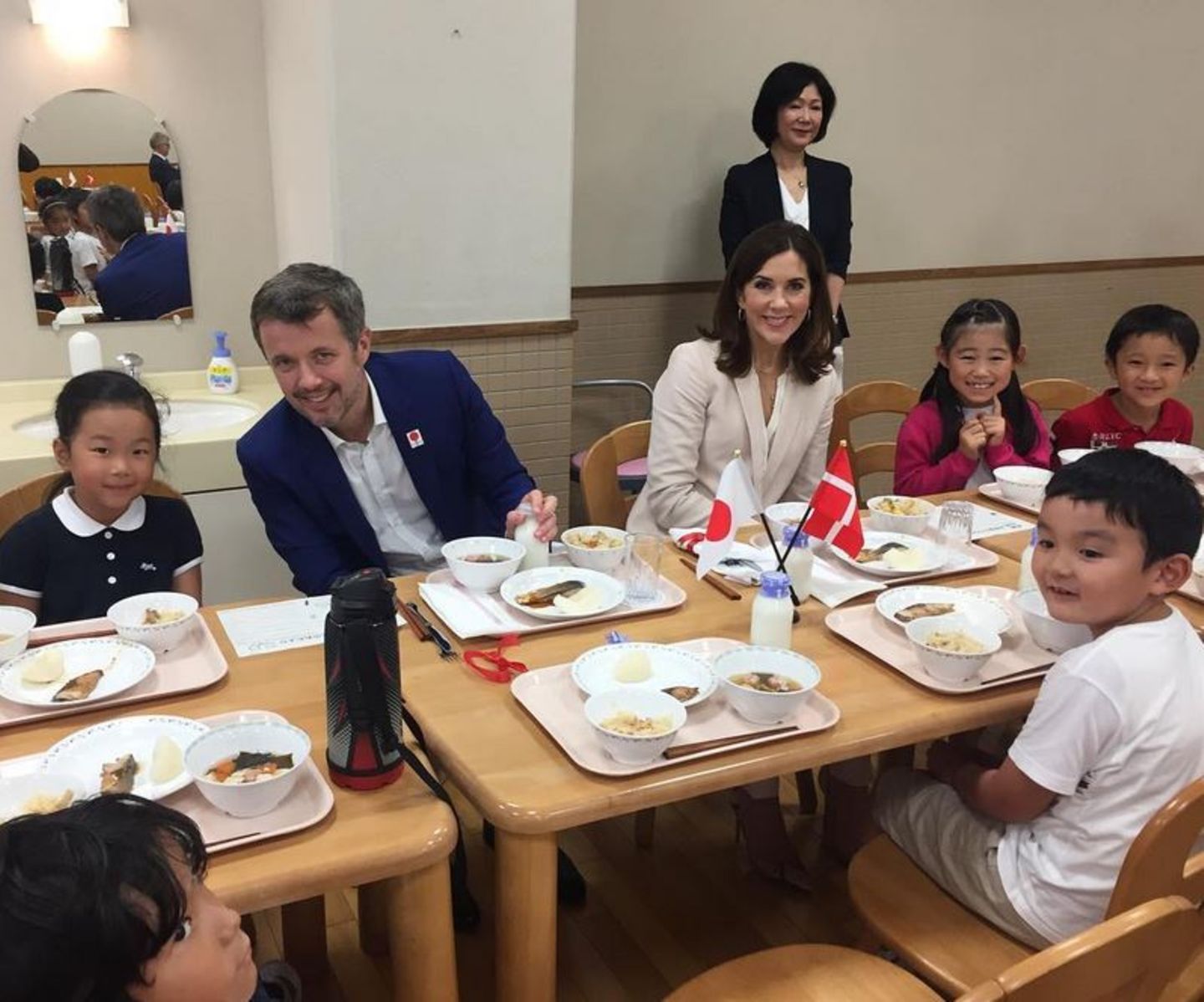 12. Oktober 2017  Auf seiner Japan-Reise besucht das dänische Kronprinzenpaar eine Grundschule und isst gemeinsam mit den Kindern Frühstück. Anschließend lassen sich Prinz Frederik und Prinzessin Mary zeigen, wie die Schule das Programmierungsprogramm anwendet. 