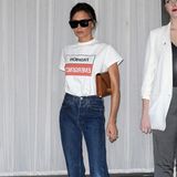Selbst eine Jeans in Size Zero scheint für Designerin Victoria Beckham zu groß zu sein. Doch Fotos in einem weniger umspielenden Outfit, zeigen noch deutlicher wie extrem schlank Posh-Spice ist.