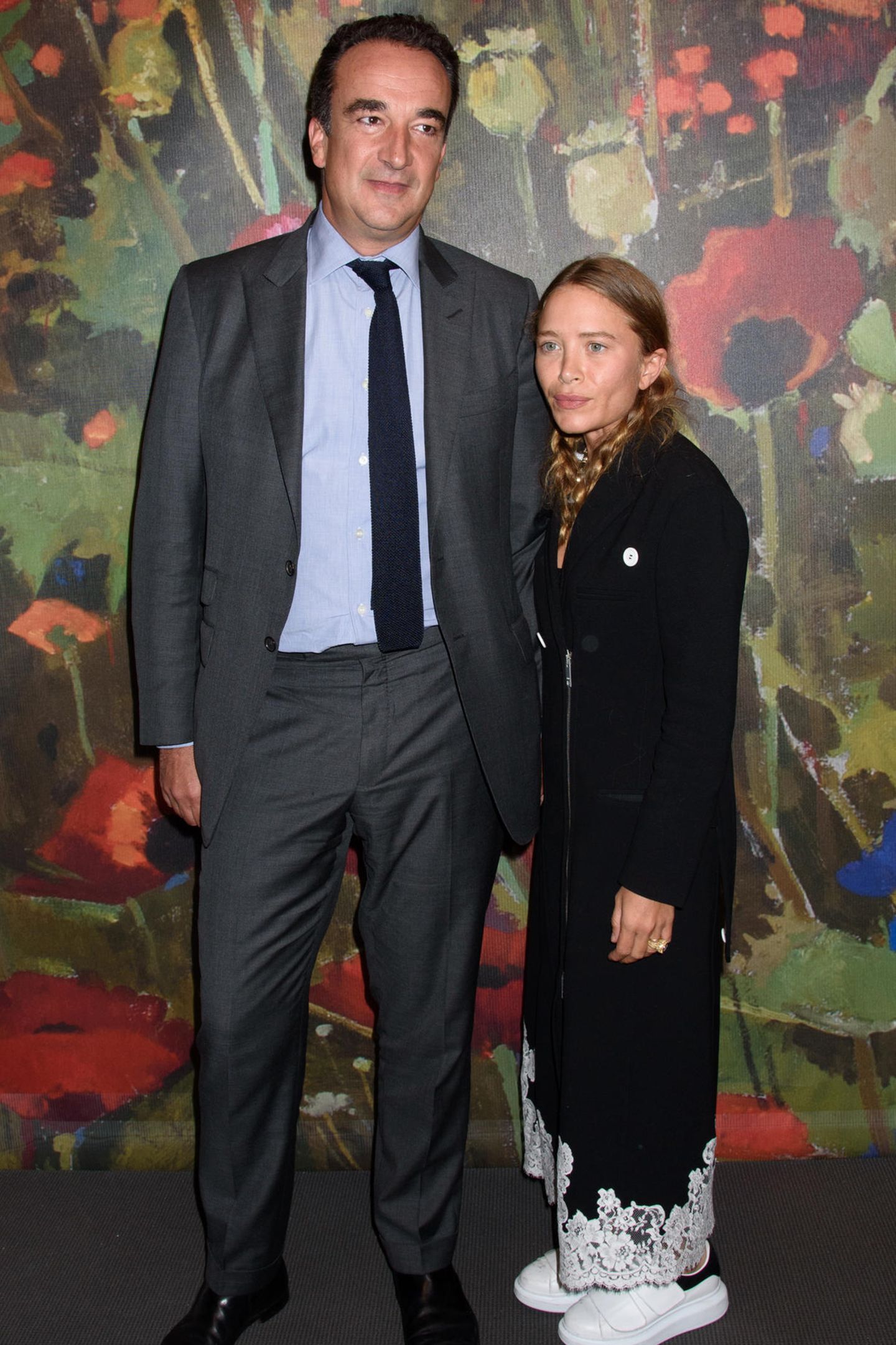Es ist eines dieser ungleichen Promi-Paare, die Fans zum Stirnrunzeln bringt: Olivier Sarkozy, der französische Prototyp eines Anzug tragenden Geschäftsmannes (er ist Bankier) und Bruder von Ex-Präsident Nicolas Sarkozy und seine Ehefrau, die neben ihm verschwindend winzige Mary-Kate Olsen, eine der berühmten Olsen-Twins...