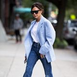 Selbst übergroße Blazer und schlichte Jeans sehen an Victoria Beckham noch stylisch aus.