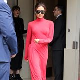 Einen Tag zuvor konnte man Victoria in der gleichen Outfit-Kombi sehen, nur mit umkehrten Farben: Pinkfarbenes Kleid und bordeauxrote Lederboots.