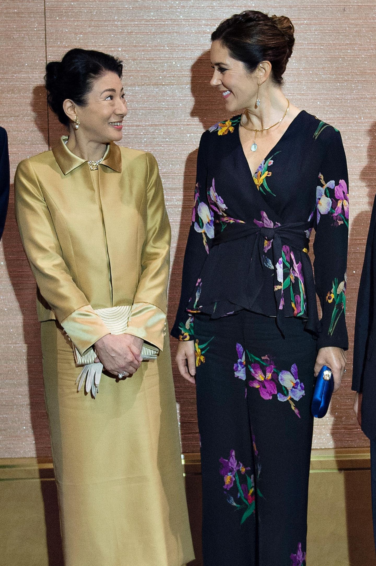 12. Oktober 2017  Japans Kronprinzessin Masako und Dänemarks Thronfolgergattin, Prinzessin Mary, kichern fast wie die Schulmädchen, als sie im Rahmen des Japan-Besuchs der Dänen zum wiederholten Male aufeinander treffen. Eine Seltenheit bei der sonst so zurückhaltenden Prinzessin Masako!