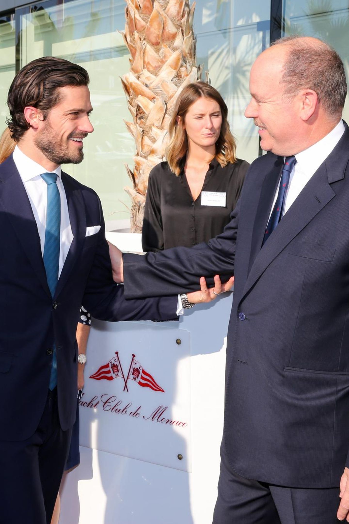 13. Oktober 2017  Zwei, die sich verstehen: Prinz Carl Philip von Schweden und Fürst Albert von Monaco treffen bei der Konferenz "Connecting and Protecting our seas". Und sie waren nicht die einzigen Royals dort - auch Königin Noor von Jordanien sah man ins Gespräch mit dem Schwedenprinzen vertieft.