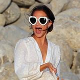 Liebe liegt in der Luft! Alicia Vikander zeigt mit einer herzigen Sonnenbrille in elegantem Weiß ihre verspielte Seite.