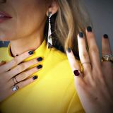 Dieser Anblick dürfte Frauenherzen schneller schlagen lassen: Traumhaft schöne Ohrringe und Ringe mit verschiedenfarbigen Edelsteinen von "Lorraine Schwartz" kombiniert Blake zu einem goldenen Statement-Ring (rechts im Bild) von "Ofira". 