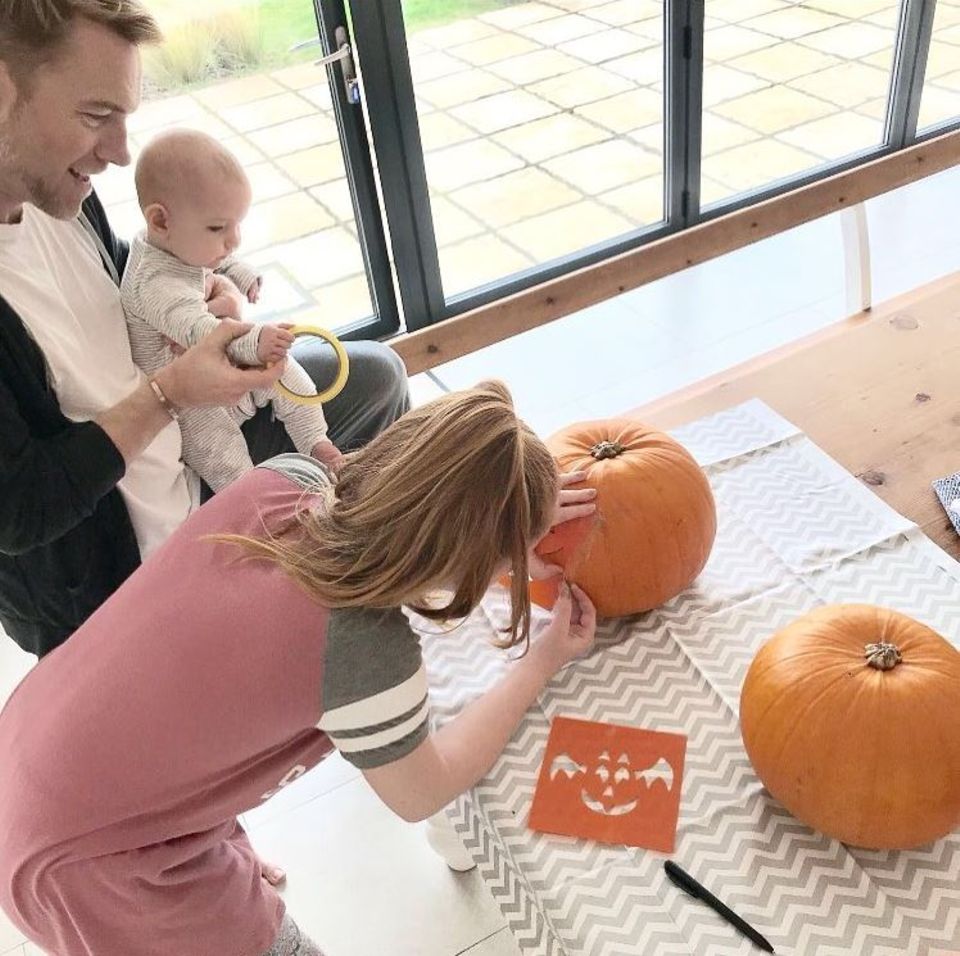 Ali Keating, Tochter des Sängers Ronan Keating (li.), ist in fröhlicher Halloweenlaune: Baby Cooper schaut seiner Halbschwester bei der Kürbisschnitzerei gespannt zu. Ali Keating, Tochter des Sängers Ronan Keating (li.), ist in fröhlicher Halloweenlaune: Baby Cooper schaut seiner Halbschwester bei der Kürbisschnitzerei gespannt zu.