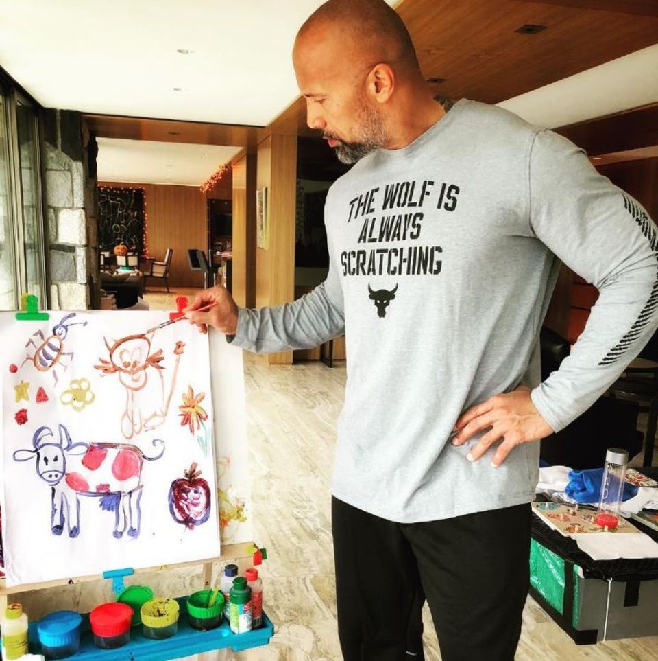 17. Oktober 2017 Auch Muskelberg Dwayne Johnson versucht sich an der Kunst: "Wie Da Vinci's Mona Lisa", postet der Hollywoodstar zu seinem, sagen wir mal, durchwachsenen Kunstwerk. 17. Oktober 2017 Auch Muskelberg Dwayne Johnson versucht sich an der Kunst: "Wie Da Vinci's Mona Lisa", postet der Hollywoodstar zu seinem, sagen wir mal, durchwachsenen Kunstwerk.