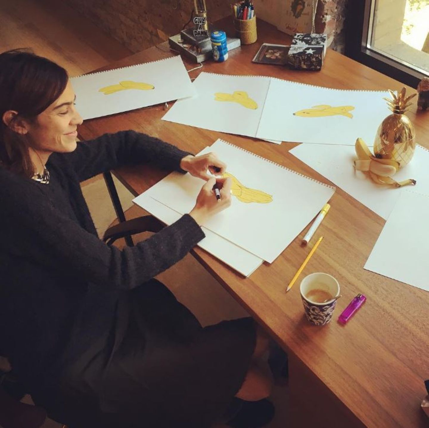 17. Oktober 2017   Alexa Chung malt Bananen, sehr viele Bananen. Hat das Model das Throwback-Foto geteilt, um daran zu erinnern, dass sie durchaus auch andere Talente hat? Zumindest ist sie stolz auf die künstlerischen Resultate, wie sie postet.