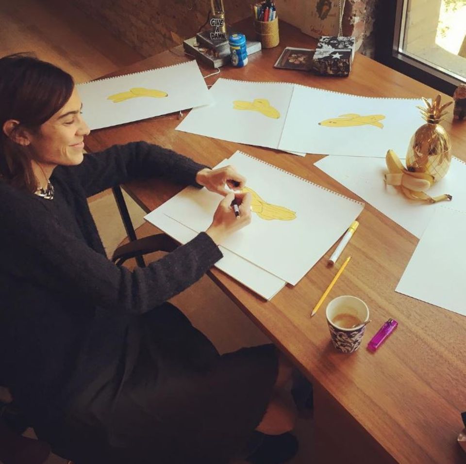 17. Oktober 2017 Alexa Chung malt Bananen, sehr viele Bananen. Hat das Model das Throwback-Foto geteilt, um daran zu erinnern, dass sie durchaus auch andere Talente hat? Zumindest ist sie stolz auf die künstlerischen Resultate, wie sie postet. 17. Oktober 2017 Alexa Chung malt Bananen, sehr viele Bananen. Hat das Model das Throwback-Foto geteilt, um daran zu erinnern, dass sie durchaus auch andere Talente hat? Zumindest ist sie stolz auf die künstlerischen Resultate, wie sie postet.