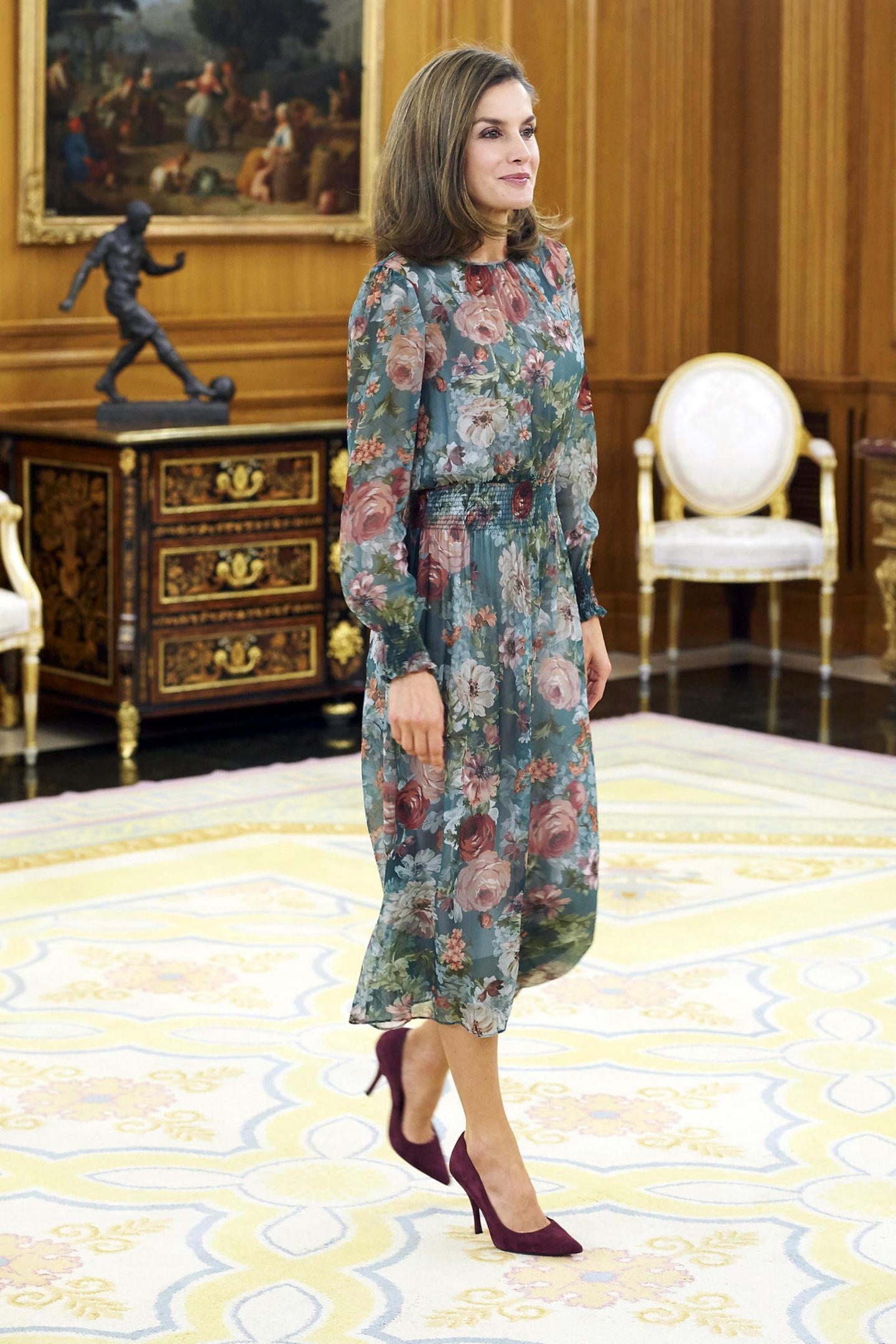 Royaler Auftritt zum Schnäppchenpreis: Königin Letizia bezaubert in einem floralen Traumkleid von Zara für günstige 59,95 Euro. 