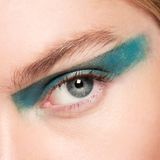Cooles Party- Make-up: Grafische Form trifft auf blaustichiges Grün mit Glitzerpartikeln