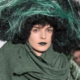 Natur pur auf dem Catwalk: Der Waldfee-Look mit dunkelgrünem Lippenstift und Walleperücke ist im Alltag nur was für sehr Mutige
