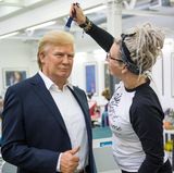 Die Wachsfigur von US-Präsident Donald Trump bekommt in den Londoner Werkstätten den letzten Feinschliff. Sie kann ab dem 17. Oktober 2017 in der Berliner Niederlassung von Madame Tussauds besichtigt werden. Für Besucher wird es wohl verdammt schwierig sein, sich ein Durchwuscheln der besonders gelungenen Haartolle zu verkneifen.