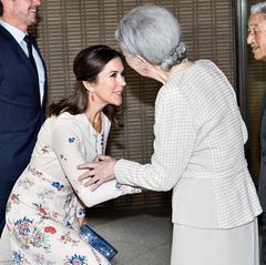 Als Kronprinzessin herrscht für Mary von Dänemark natürlich Knickspflicht vor der japanischen Kaiserin Michiko.