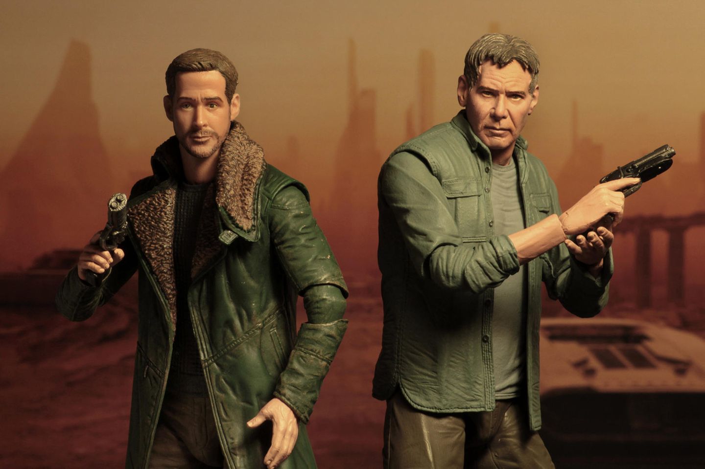 Ryan Gosling und Harrison Ford bekommen ihre eigenen Actionfiguren: In ihren Rollen im Kinofilm "Blade Runner 2049" brillieren sie nicht nur als Schauspieler, sondern erwärmen Sammlerherzen auch als coole und sehr gut getroffene Miniaturen.
