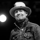 17. Oktober 2017: Gord Downie (53 Jahre)   Große Trauer in Kanada: Der Sänger der kanadischen Kultband "The Tragically Hip" ist im viel zu jungen Alter von 53 Jahren gestorben. Selbst Premierminister Justin Trudeau vergoss Tränen bei einer rührenden Rede zu Downies Ableben: "Wir alle wussten, dass es so kommen würde, aber wir hofften, dass es nicht so kommen würde." Bereits im Mai 2016 hatte Gord Downie bekannt gegeben, unheilbar an Krebs erkrankt zu sein. Er hinterlässt seine Frau und vier Kinder.