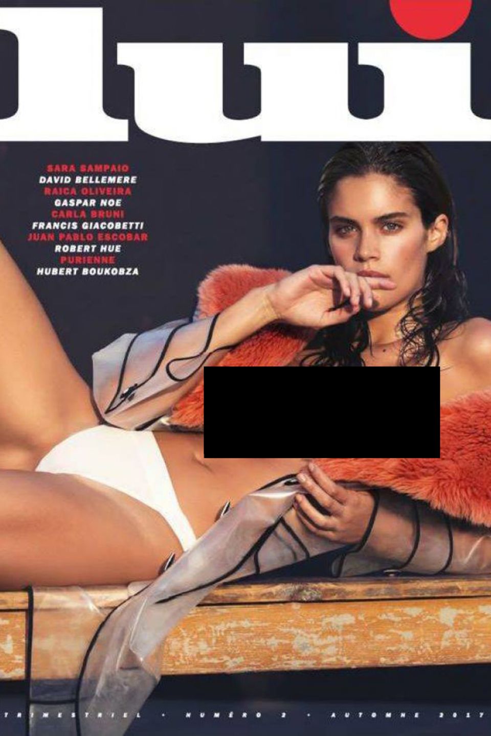 Auf dem aktuellen Cover des französischen Männer-Magazins "Lui" ist Sara Sampaio in scheinbar verführerischer Pose abgebildet. Das Model verriet nun, dass sie genötigt wurde, sich so zu präsentieren und dass das Foto gegen ihren ausdrücklichen Willen auf dem Cover erschien Auf dem aktuellen Cover des französischen Männer-Magazins "Lui" ist Sara Sampaio in scheinbar verführerischer Pose abgebildet. Das Model verriet nun, dass sie genötigt wurde, sich so zu präsentieren und dass das Foto gegen ihren ausdrücklichen Willen auf dem Cover erschien