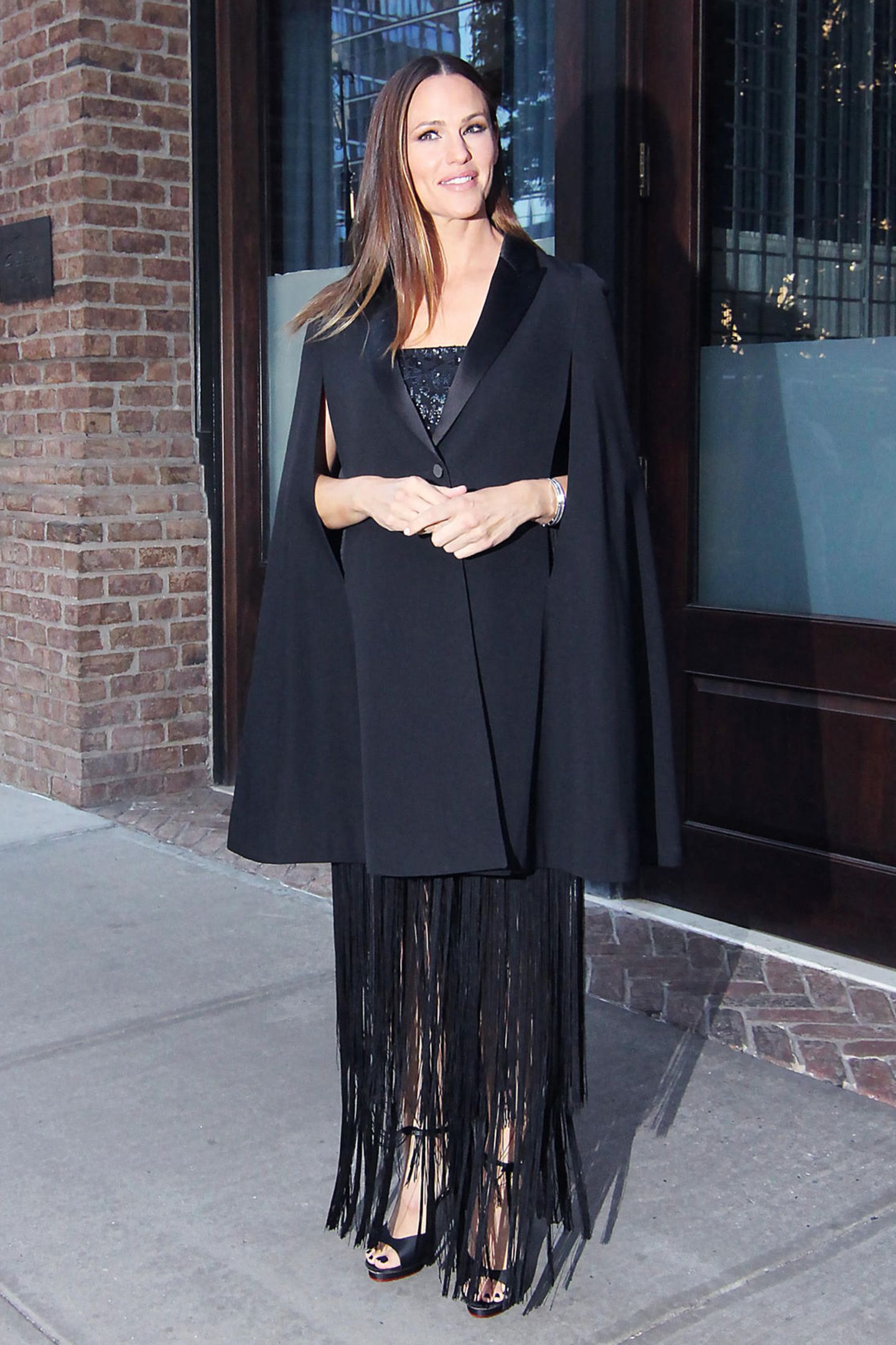 Abends wird es mit Jennifer Garner im schwarzen Fransen-Dress unter dem stylischen Cape-Blazer dann richtig elegant.