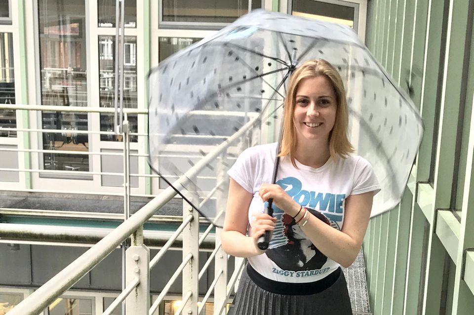 Kolumne: Fashion Friday: Schlechtes Wetter? Das macht nichts. Dank bequemer Sneaker und meiner Lieblingskombination aus Rock und Bandshirt wird auch ein regnerischer Arbeitstag zum Vergnügen. Schlechtes Wetter? Das macht nichts. Dank bequemer Sneaker und meiner Lieblingskombination aus Rock und Bandshirt wird auch ein regnerischer Arbeitstag zum Vergnügen.