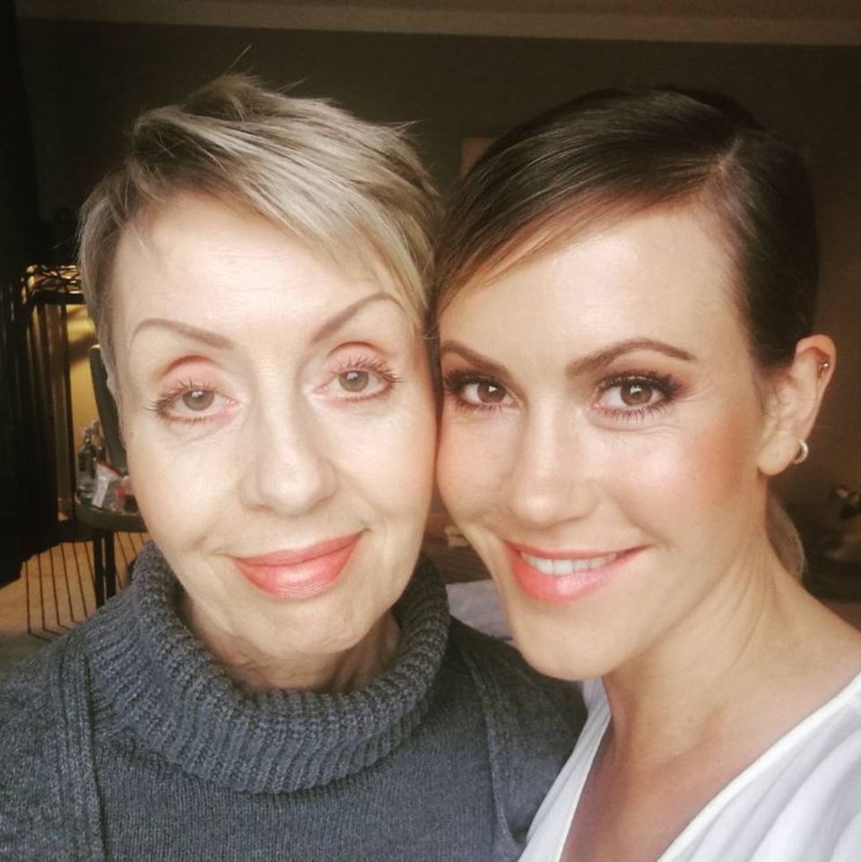 Schauspielerin Wolke Hegenbarth teilt ein Selfie mit ihrer jung gebliebenen Mutter Gaby. Deshalb auch der passende Hashtag dazu: #mit66jahrenfängtdaslebenan. 