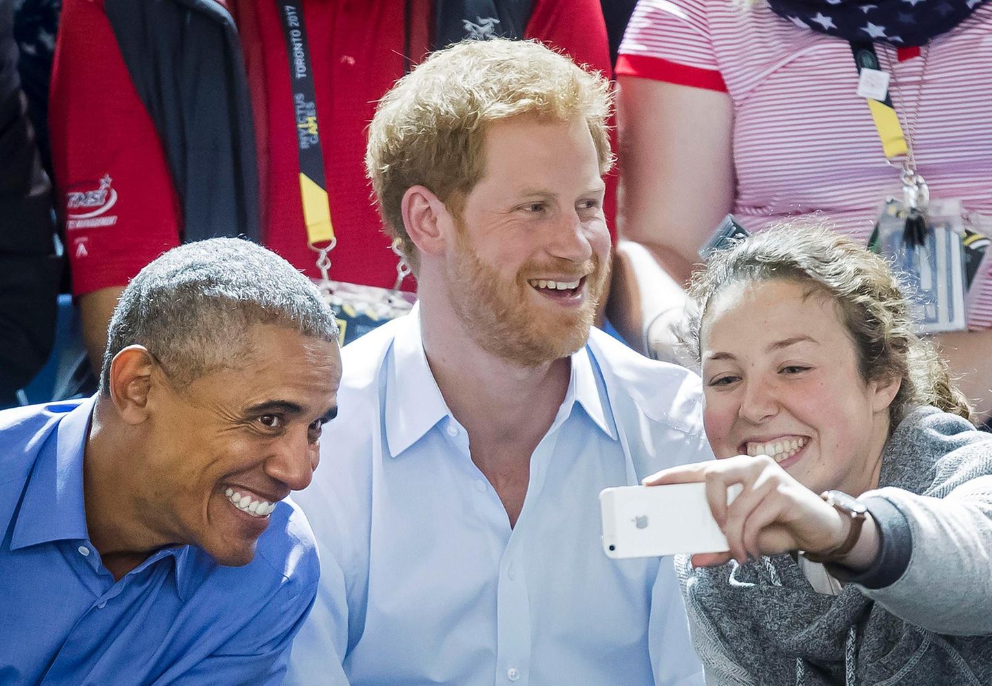 Um dieses Selfie dürften sie viele beneiden: Auf der Tribüne der Invictus-Games erwischt ein Fan Prinz Harry und Ex-Us-Präsident Barack Obama.