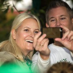 Prinzessin Mette-Marit strahlt in eine Kamera in Oslo.