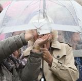 Komm unter meinen Schirm! Für ein gemeinsames Foto im englischen Schmuddelwetter geht auch das mit Herzogin Camilla.