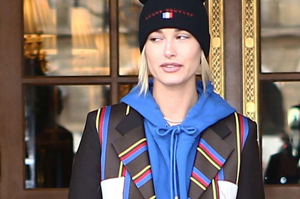 Style-Blog: Hailey Baldwin kombiniert einen wilden Streifen-Mix zur coolen Beanie von Vetements. Super lässig: der Hoodie Hailey Baldwin kombiniert einen wilden Streifen-Mix zur coolen Beanie von Vetements. Super lässig: der Hoodie