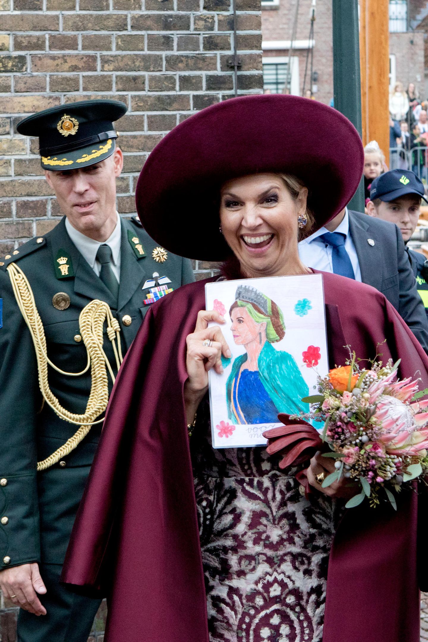 24. Oktober 2017  Königin Máxima bekommt von einem Fan bei ihrem Besuch der Provinz Eemland ein selbstgemaltes Portät und freut sich über dieses Geschenk riesig. Ist ja auch gut getroffen. 