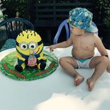 19. Juni 2017  Zu seinem zweiten Geburtstag bekommt der kleine Alessio von seinem Papa Pietro eine Minion-Torte geschenkt. 